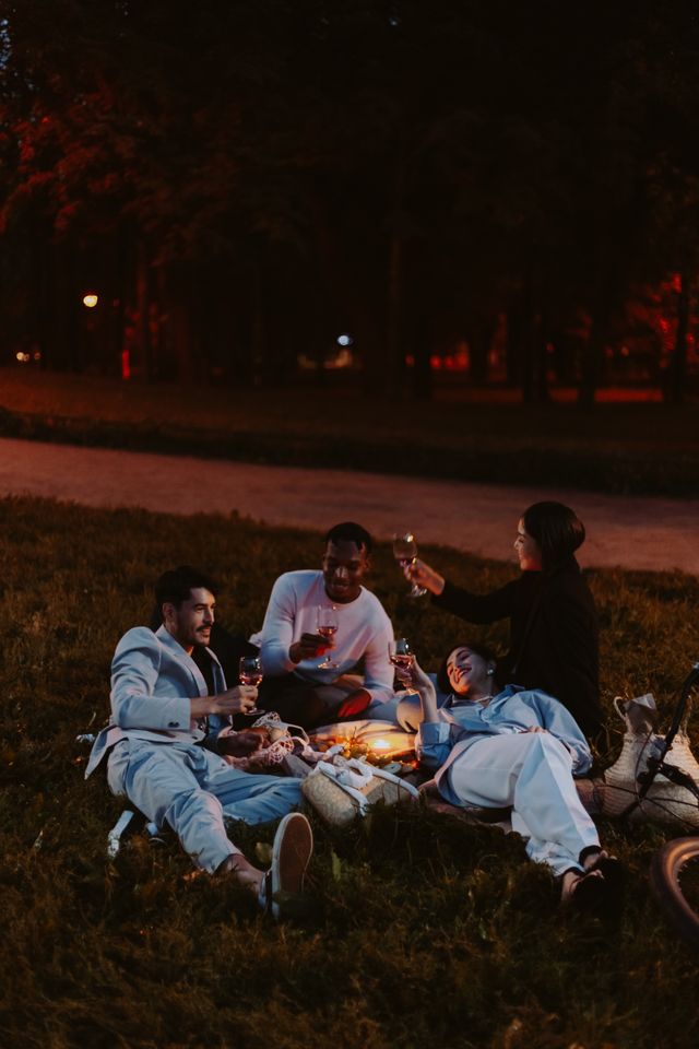 Gruppe von Freunden bei einem abendlichen Picknick